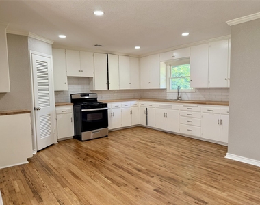 2922 College Circle - Photo Thumbnail 7