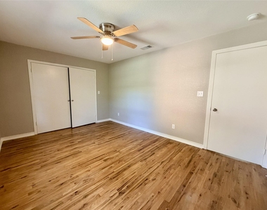 2922 College Circle - Photo Thumbnail 2