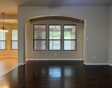 5104 Kestrel Drive - Photo Thumbnail 7