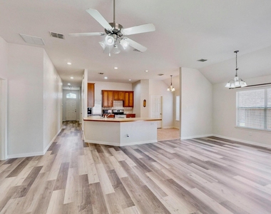 1216 Lake Forest Drive - Photo Thumbnail 7