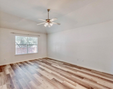 1216 Lake Forest Drive - Photo Thumbnail 12