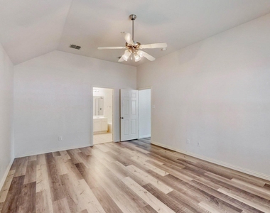 1216 Lake Forest Drive - Photo Thumbnail 13