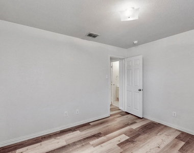 1216 Lake Forest Drive - Photo Thumbnail 20
