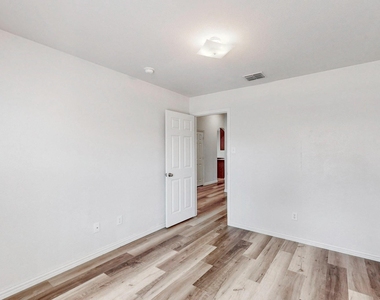 1216 Lake Forest Drive - Photo Thumbnail 25