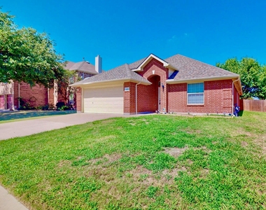 1216 Lake Forest Drive - Photo Thumbnail 2