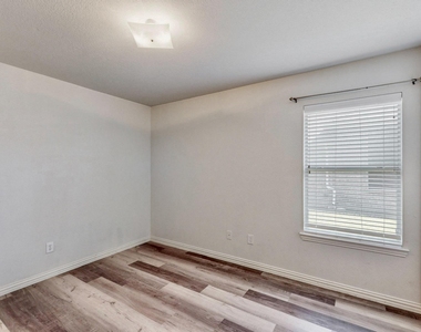 1216 Lake Forest Drive - Photo Thumbnail 19