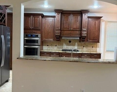 508 Briaroaks Drive - Photo Thumbnail 10
