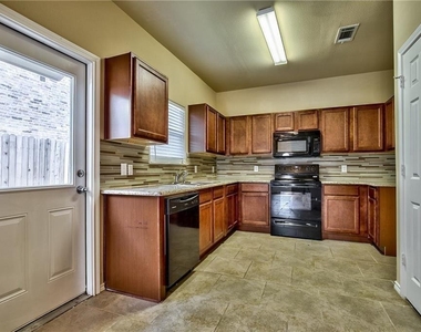 702 E College Street - Photo Thumbnail 8
