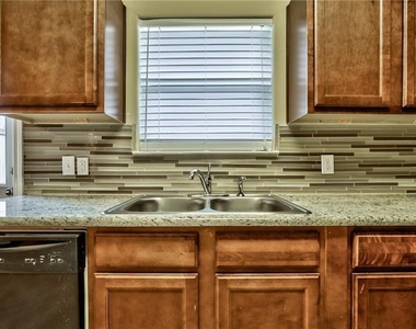 702 E College Street - Photo Thumbnail 12