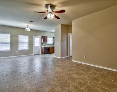 702 E College Street - Photo Thumbnail 4