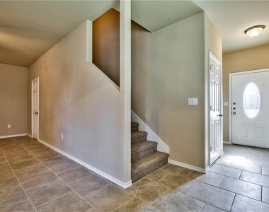 702 E College Street - Photo Thumbnail 2