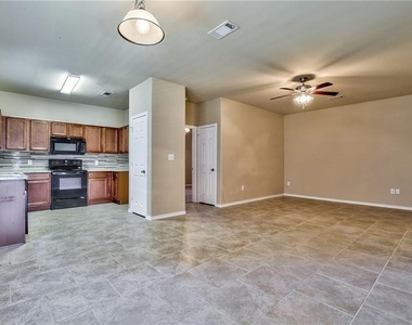 702 E College Street - Photo Thumbnail 6