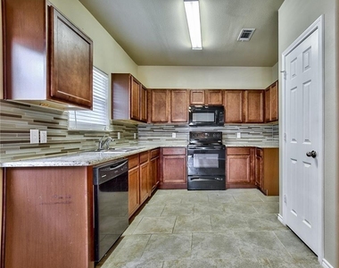 702 E College Street - Photo Thumbnail 9