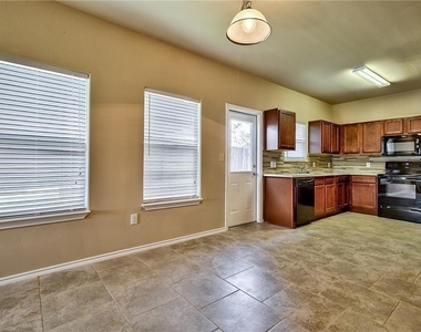 702 E College Street - Photo Thumbnail 7