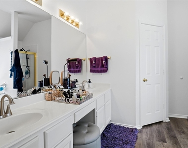 1602 Meadow Park Drive - Photo Thumbnail 6