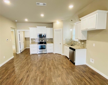 307 N Colbert Avenue - Photo Thumbnail 2