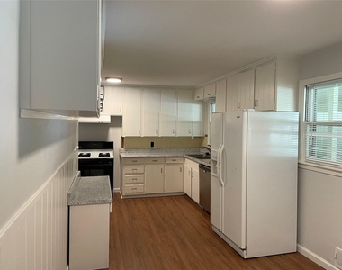 3363 Cromart Avenue - Photo Thumbnail 2