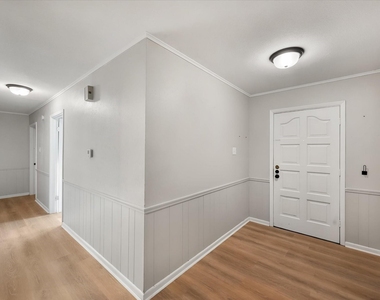 2604 Fairmont Circle - Photo Thumbnail 2