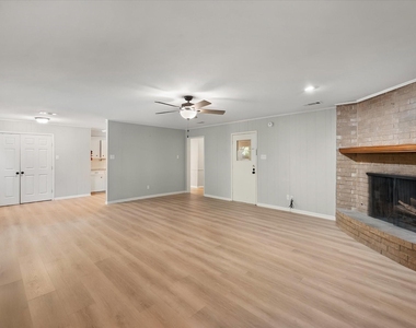 2604 Fairmont Circle - Photo Thumbnail 6