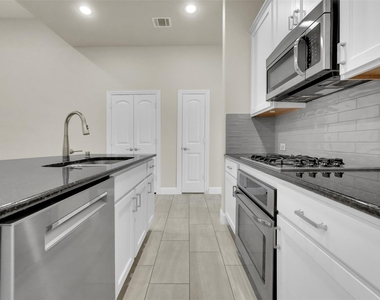 5805 Zinnia Drive - Photo Thumbnail 8