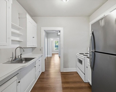 711 Brown Street - Photo Thumbnail 5