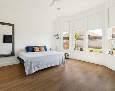 1624 Seminole Drive - Photo Thumbnail 5