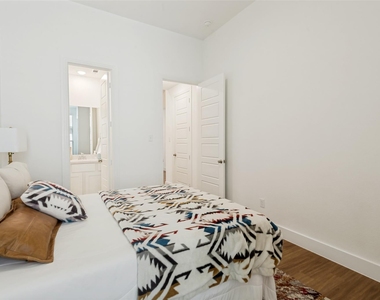 1624 Seminole Drive - Photo Thumbnail 9
