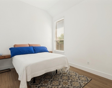 1624 Seminole Drive - Photo Thumbnail 7