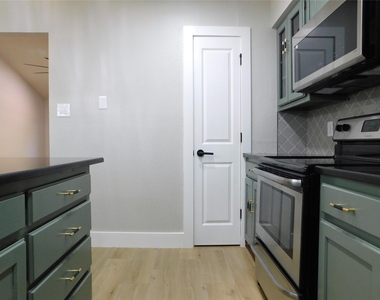 404 Woodson Circle - Photo Thumbnail 10