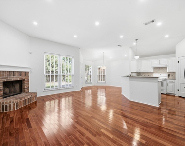 8625 Stetson - Photo Thumbnail 4