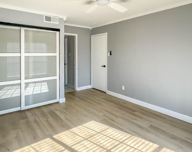 332 W Harwood Road - Photo Thumbnail 13
