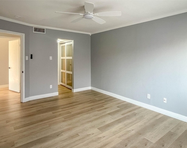 332 W Harwood Road - Photo Thumbnail 11