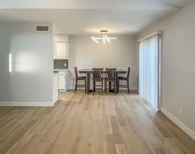 332 W Harwood Road - Photo Thumbnail 6