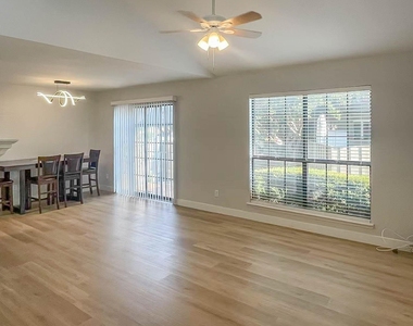 332 W Harwood Road - Photo Thumbnail 5