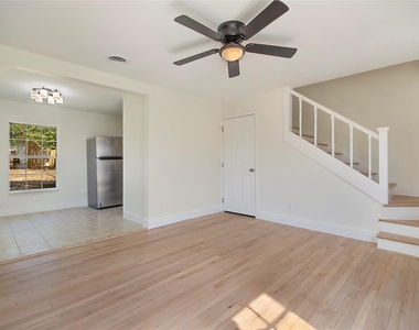 305 N Oak Cliff Boulevard - Photo Thumbnail 2