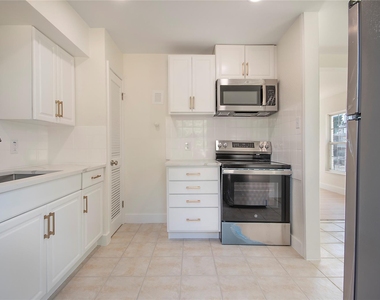 305 N Oak Cliff Boulevard - Photo Thumbnail 4
