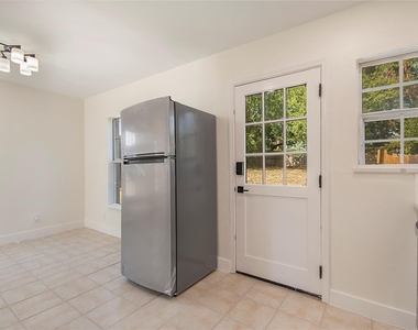 305 N Oak Cliff Boulevard - Photo Thumbnail 5