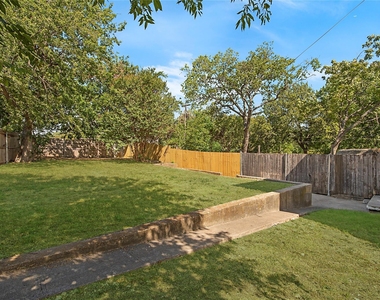 305 N Oak Cliff Boulevard - Photo Thumbnail 12