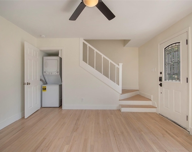 305 N Oak Cliff Boulevard - Photo Thumbnail 1