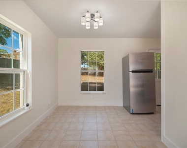 305 N Oak Cliff Boulevard - Photo Thumbnail 6