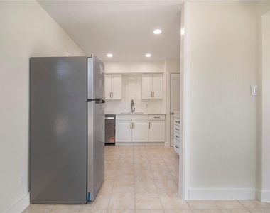 305 N Oak Cliff Boulevard - Photo Thumbnail 3