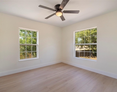 305 N Oak Cliff Boulevard - Photo Thumbnail 7