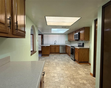 2114 Burrows Trail - Photo Thumbnail 14