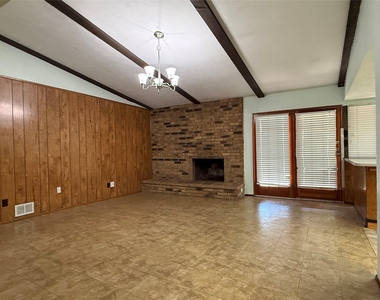2114 Burrows Trail - Photo Thumbnail 5