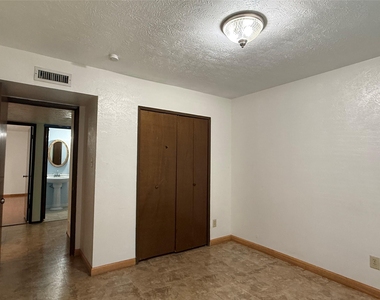 2114 Burrows Trail - Photo Thumbnail 6