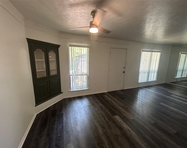 5014 Les Chateaux Drive - Photo Thumbnail 14
