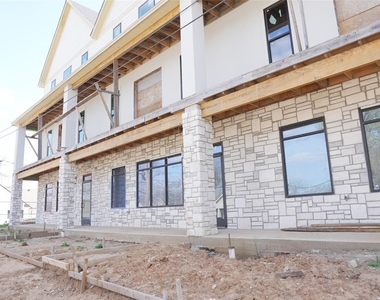 303 W Oak Street - Photo Thumbnail 3