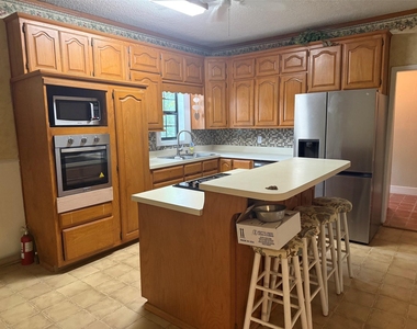 643 E South Street - Photo Thumbnail 9