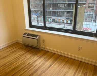 E 82 St / 1st Avenue  - Photo Thumbnail 4