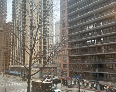 E 82 St / 1st Avenue  - Photo Thumbnail 8